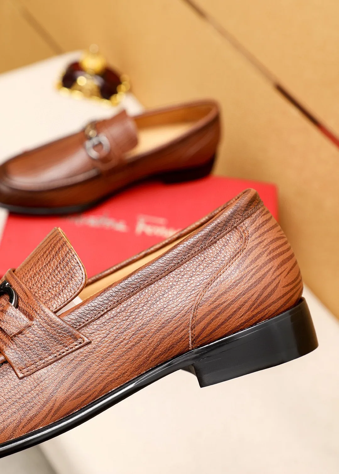 Men's shoes 💰462 💐 Product trademark: Ferragamo "Ferragamo" casual leather shoes Regular size: 38-44 (45.46.47🉑️Customized) Product materials: Selected imported calfskin upper + classic hardware buckle, imported water-dyed cow leather lining. Strong three-dimensional visual effect, original outsole color: 1⃣️color optional